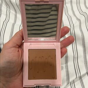 KYLIE bronzing powder color ALMOND